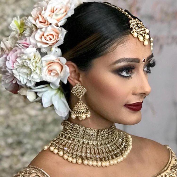 تسريحة عروس هندية مع الشعر الأملس واكسسوار الورود