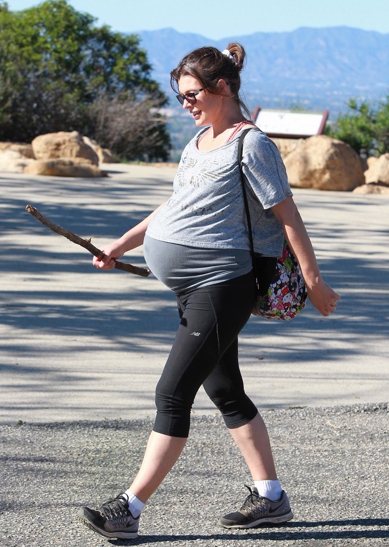 ميلا جوفوفيتش تمارس رياضة المشي خلال الحمل