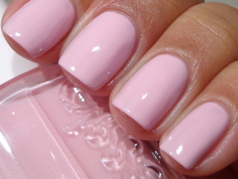 Прозрачно розовые ногти. Лак Эсси молочно розовый. Лак Essie полупрозрачный. Маникюр в бледно розовых тонах. Ногти светло розовые.