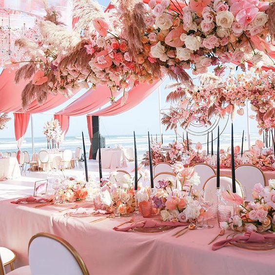 أدوات طاولات الزفاف باللون الزهري