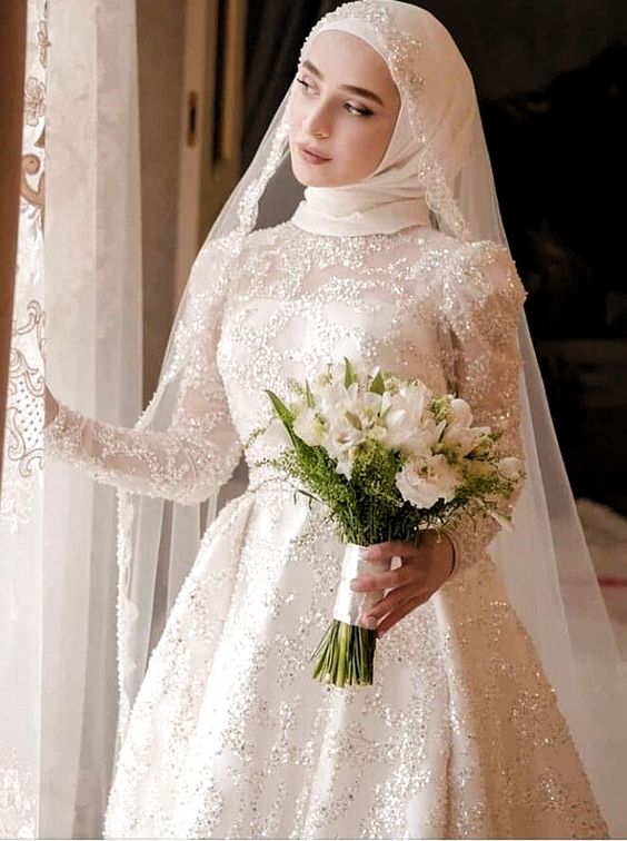 فستان زفاف من الدانتيل المطرز