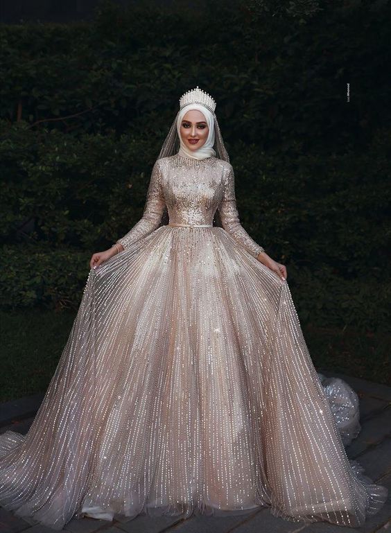 فستان زفاف مرصع بالتطريزات اللامعة