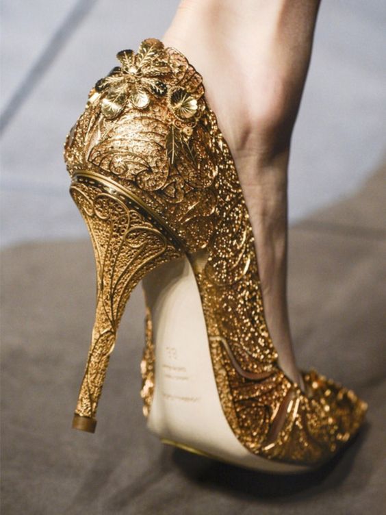 حذاء العروس باللون الذهبي
