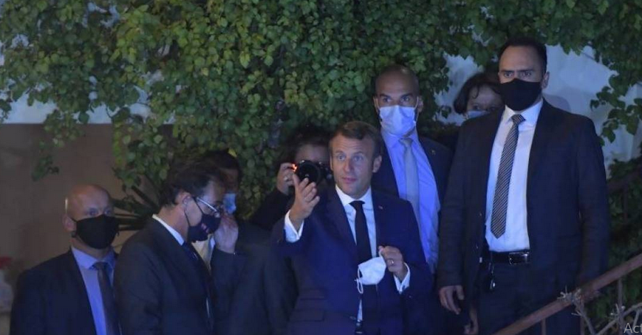الرئيس الفرنسي من أمام منزل فيروز (الصورة من جريدة "النهار"