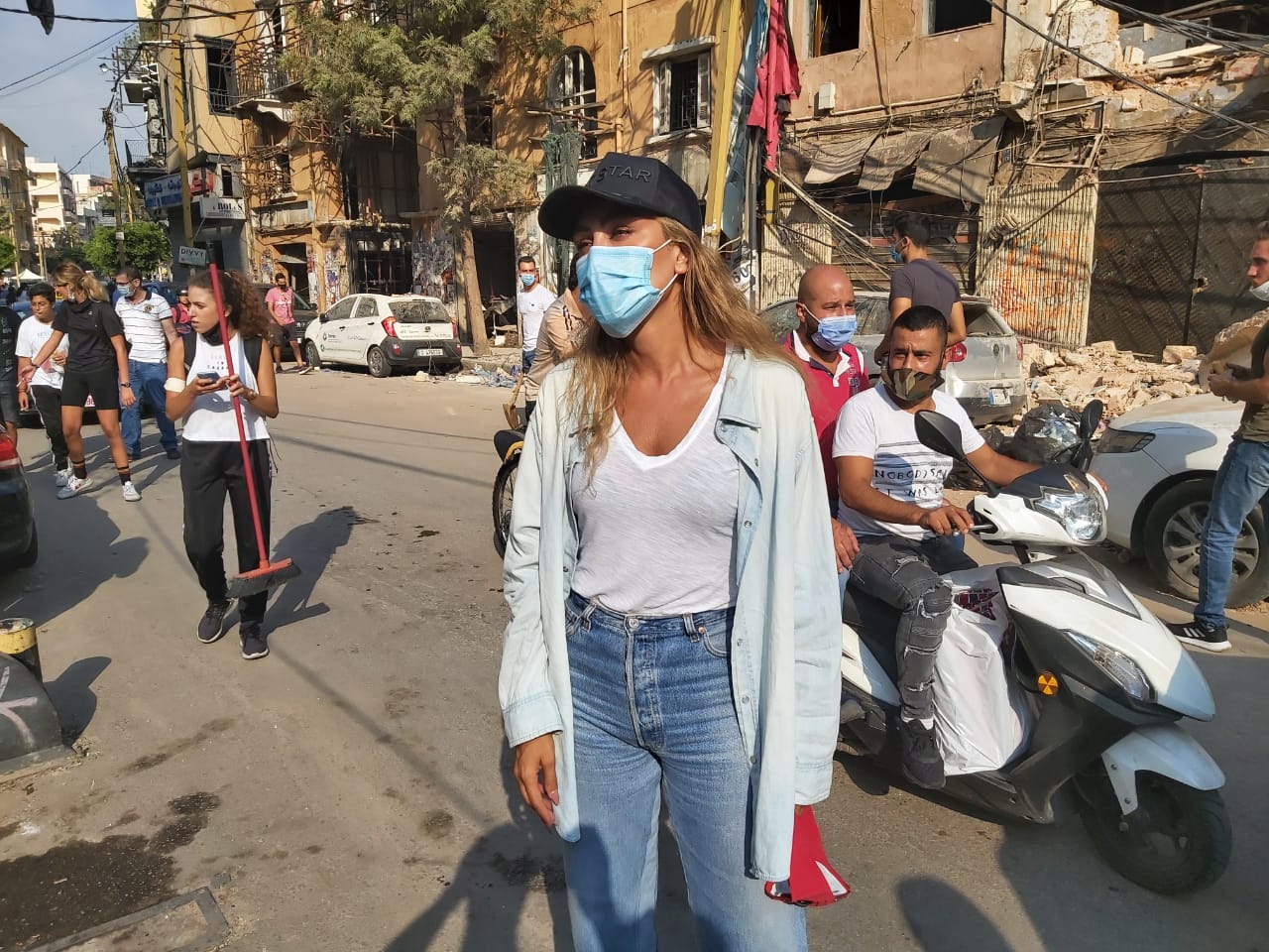 مايا دياب خلال جولتها في شوارع بيروت