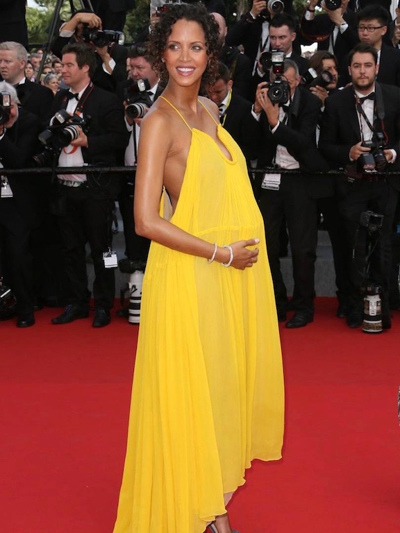 نعومي لينوار في فستان أصفر 