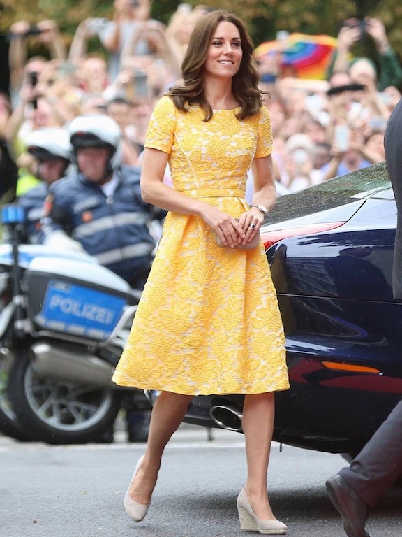 كيت ميدلتون في فستان ميدي باللون الأصفر