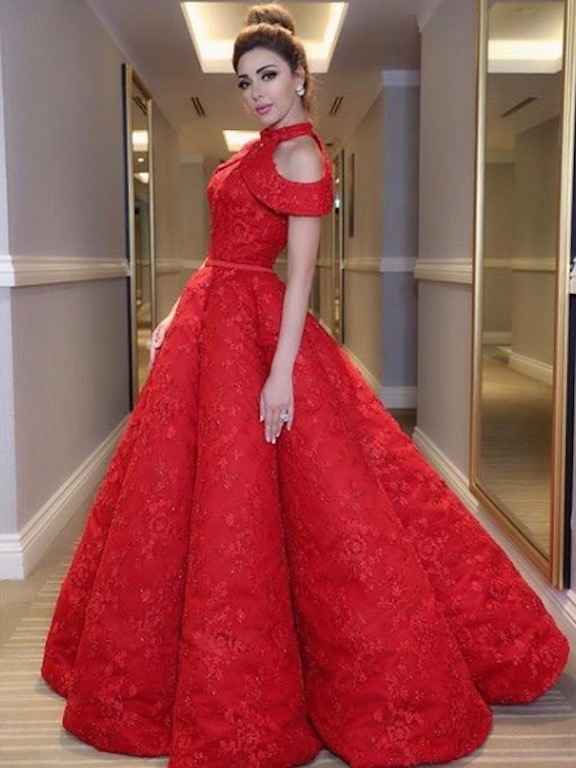 ميريام فارس تختار فستانًا أحمر لأحدث اطلالاتها