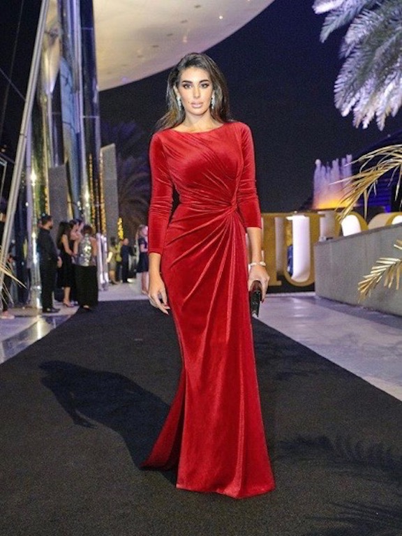 ياسمين صبري في فستان مخمل باللون الأحمر