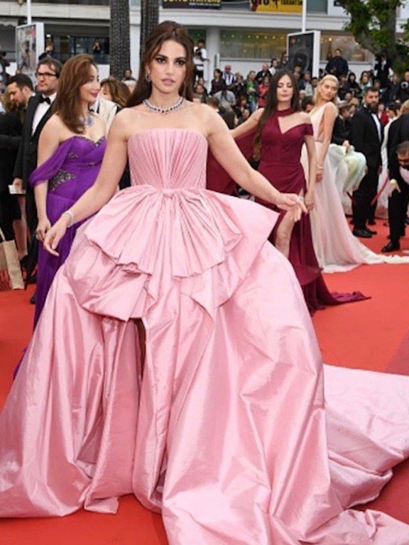 درة زروق في فستان سهرة باللون الزهري من علي يونس
