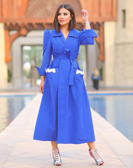 ديما الأسدي في فستان باللون النيلي