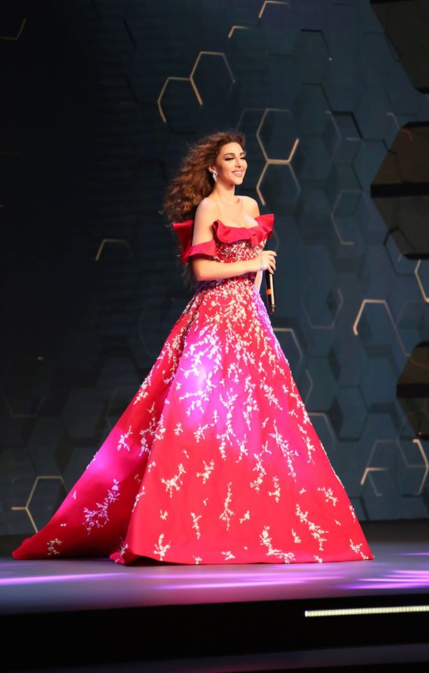 فستان أحمر فاخر تألقت به ميريام فارس على المسرح