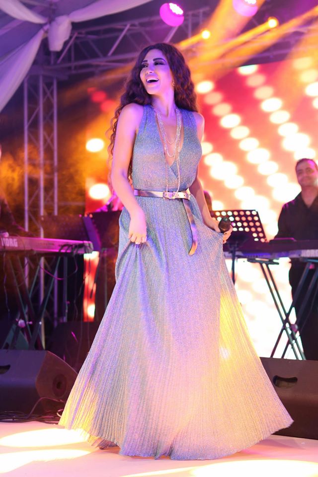 ميريام فارس في فستان أزرق ناعم