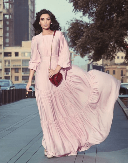 اطلالة ناعمة باللون الزهري في فستان ماكسي تألقت بها سيرين عبد النور