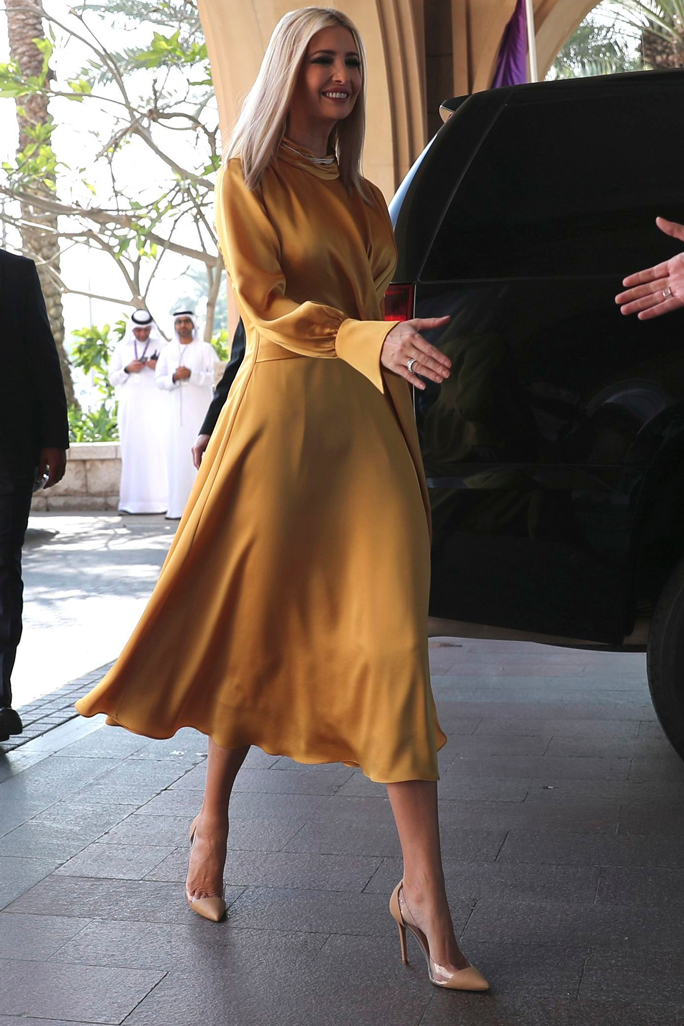  ايفانكا ترامب في فستان ميدي من الحرير الأصفر
