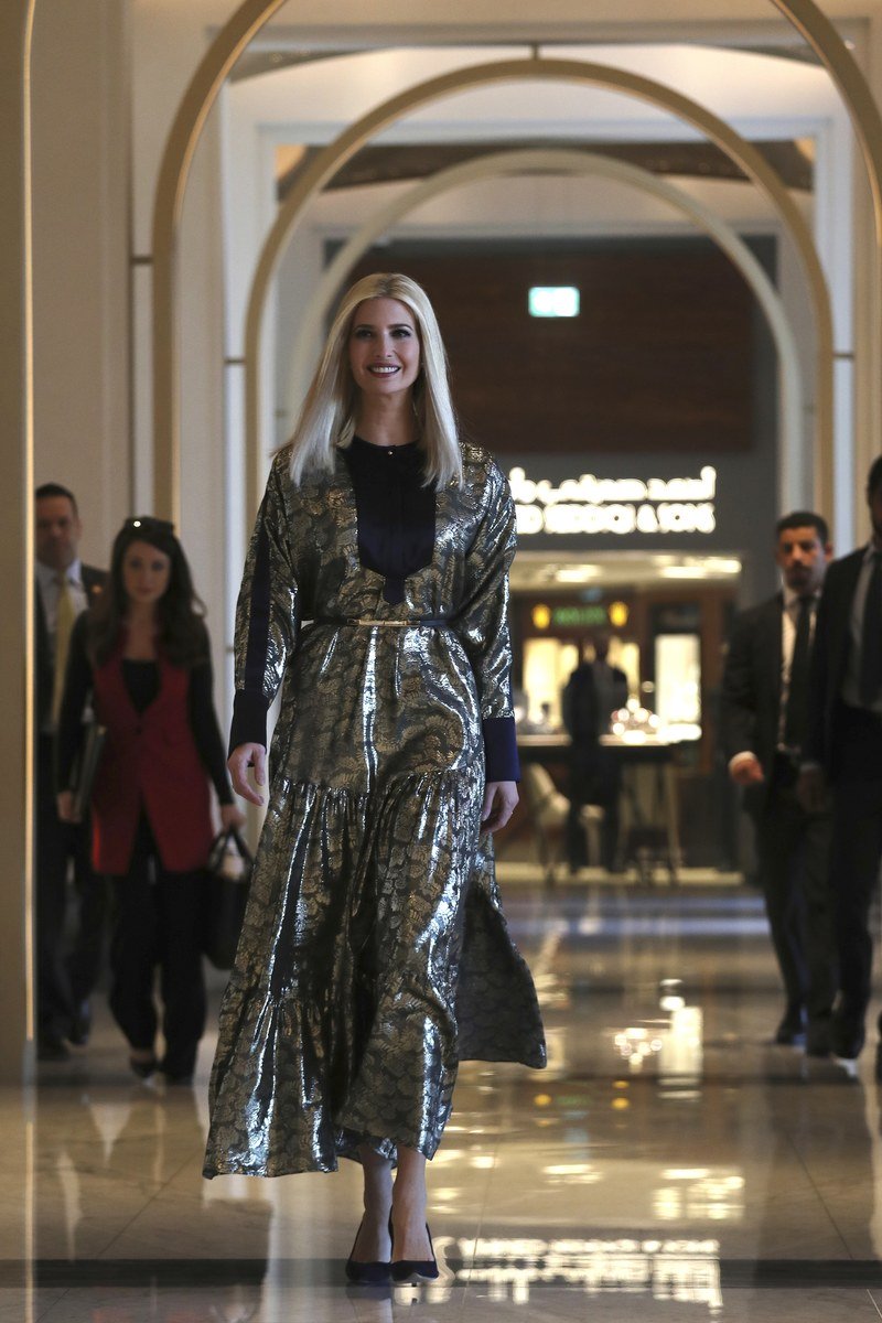  ايفانكا ترامب في اطلالة ناعمة في فستان ماكسي