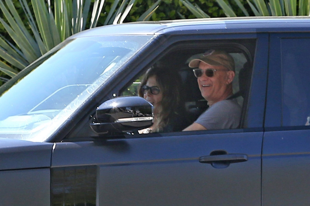 توم هانكس برفقة زوجته ريتا ويلسون يقود رينج روفر إلى منزله بلوس أنجلوس