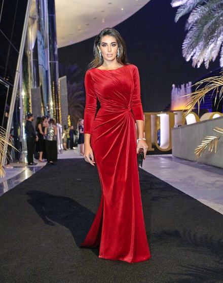 ياسمين صبري في فستان من المخمل الأحمر