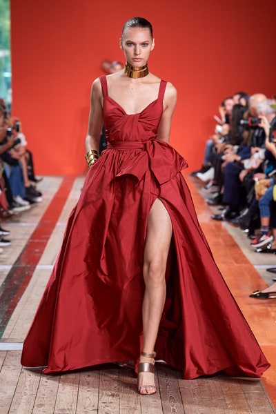 فستان أحمر جريء من إيلي صعب Elie Saab