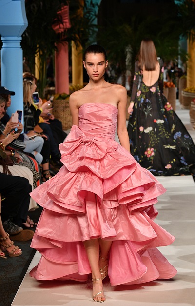 فستان سهرة باللون الزهري من عرض أوسكار دي لا رينتا Oscar De La Renta