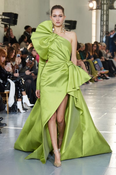 فستان سهرة كتف واحد باللون الأخضر من إيلي صعب Elie Saab