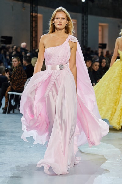 فستان سهرة كتف واحد أنثوي باللون الوردي من اليكساندر فوتييه Alexandre Vauthier