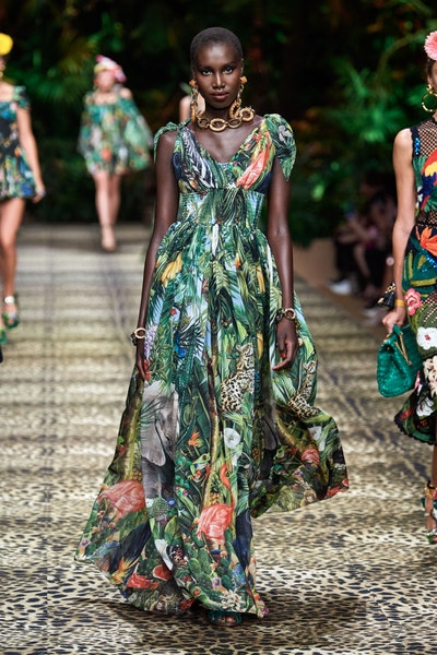 فستان طويل بطبعات الأشجار من دولتشي اند غابانا Dolce&Gabbana