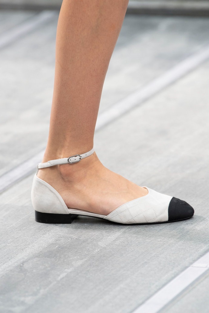 حذاء بتصميم ماري جين بدون كعب من شانيل Chanel
