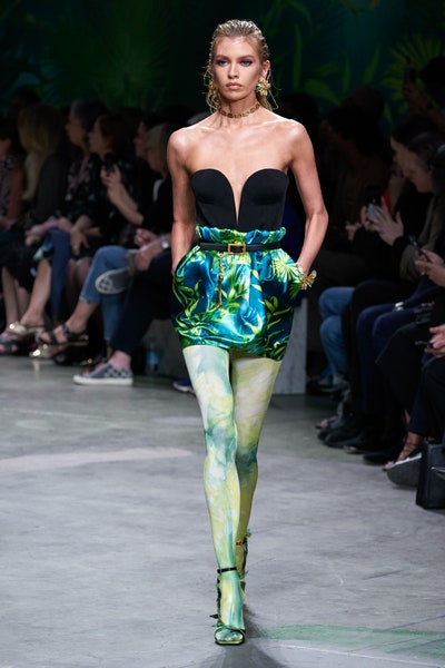 تنورة قصيرة بالطبعات من فرساتشي Versace