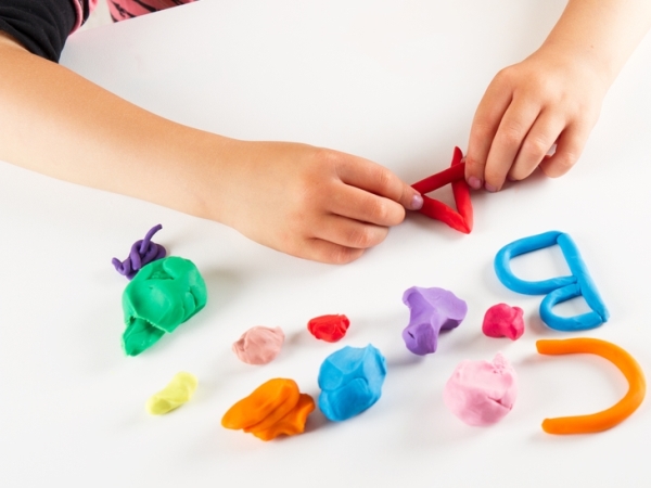 التدبير المنزلي: 4 خطوات سهلة لإعداد معجونة اللعب للأطفال
