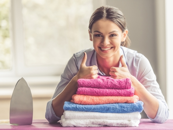 التدبير المنزلي: خطوات تنظيف الملابس الملونة من بقع الحبر