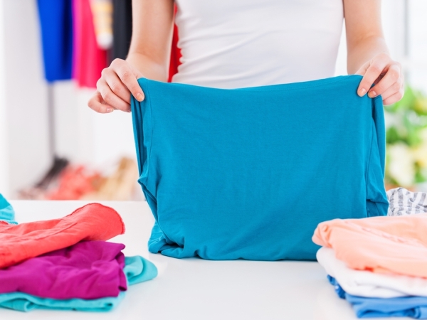 التدبير المنزلي: خطوات تنظيف الملابس الملونة من بقع الحبر
