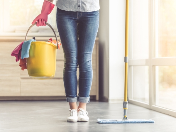 التدبير المنزلي: 7 خطوات فعالة في تنظيف الطلاء عن الأرضيات