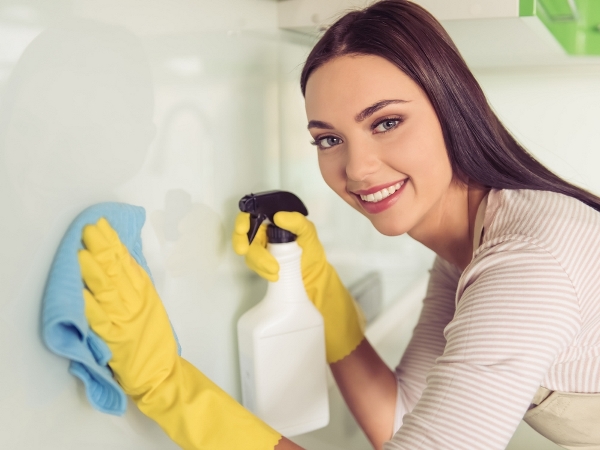 التدبير المنزلي: نصائح تنظيف جدران المطبخ من الدهون