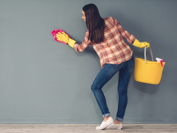 التدبير المنزلي: طرق تنظيف الجدران من الحبر 