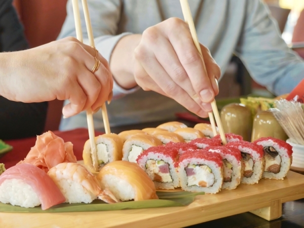 اتيكيت الطعام والشراب: أصول تناول السوشي