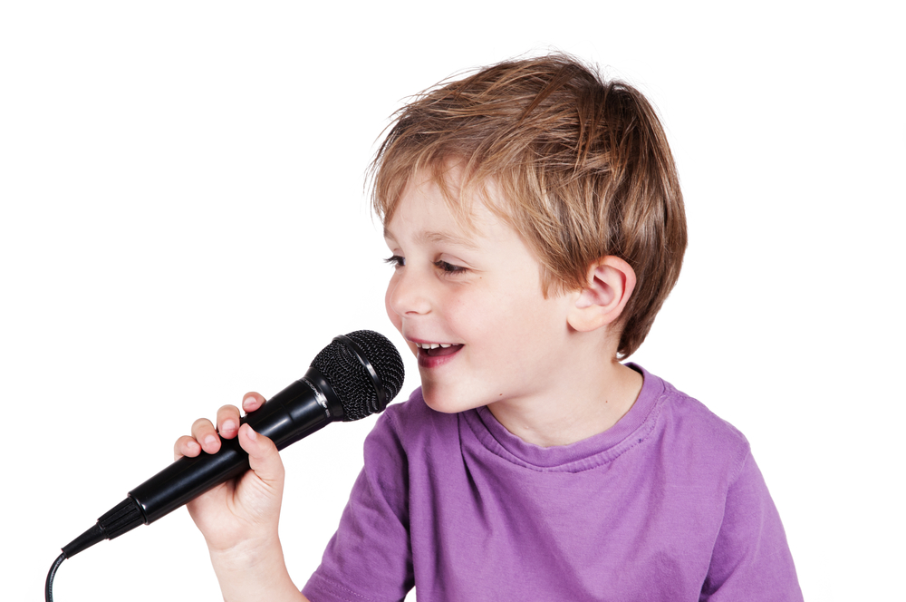 Петь на английском слушать. Мальчик с микрофоном. Мальчик поет. Дети поют в микрофон. Ребенок с микрофоном.