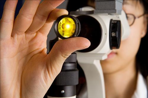 حين الشعور بأحد أعراض التهاب القرنية فإنَّ زيارة طبيب العيون تصبح إلزامية