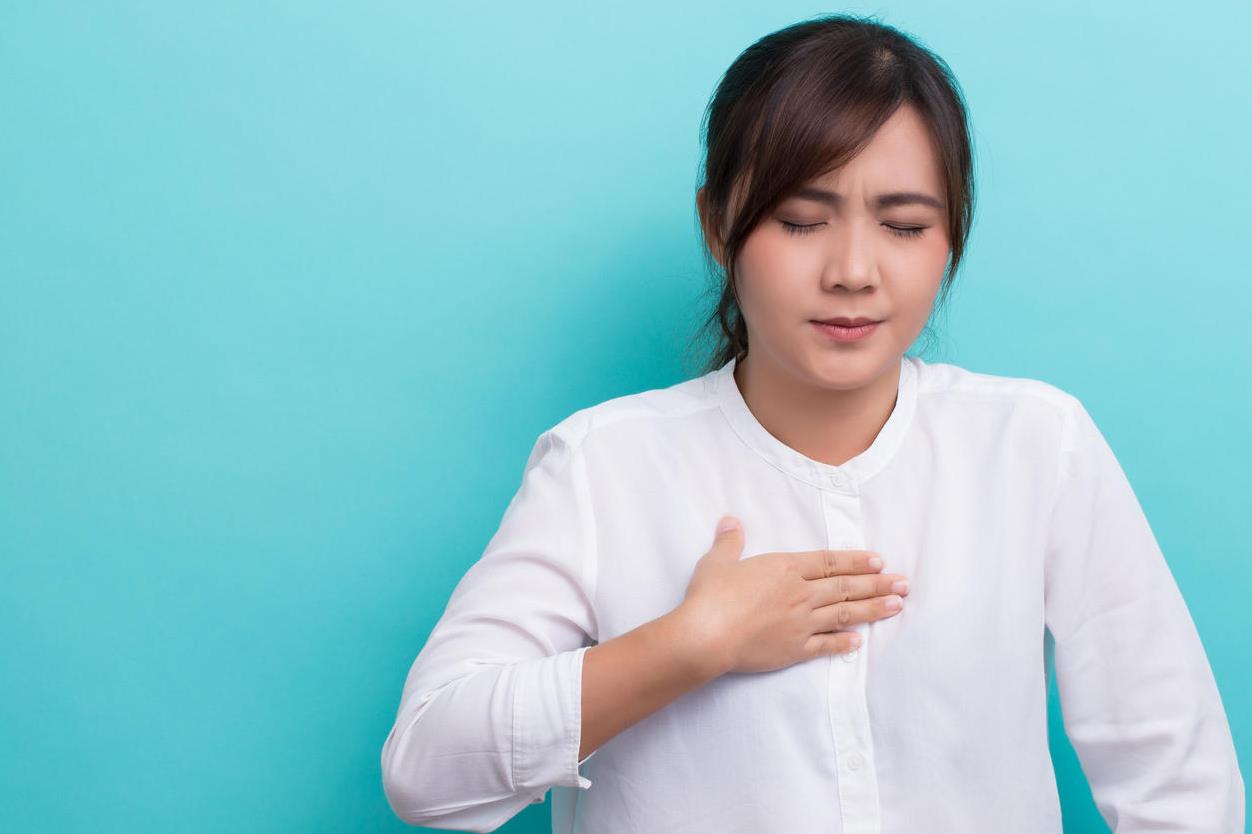 الألم في الصدر من أعراض الارتجاع المريئي