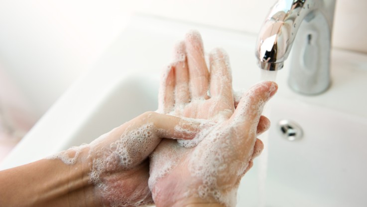غسل اليدين بالماء والصابون جيداً لمنع انتقال فيروس كورونا
