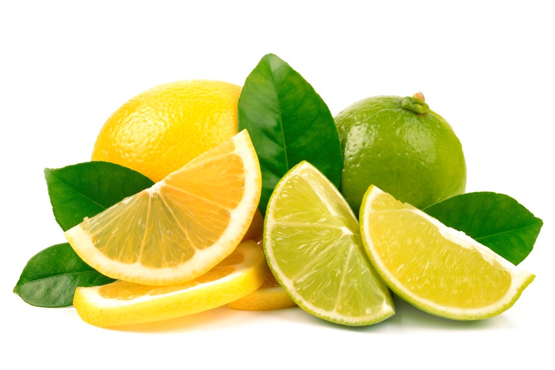 اضيفي شرائح الليمون إلى الماء للتخلص من سموم الجسم