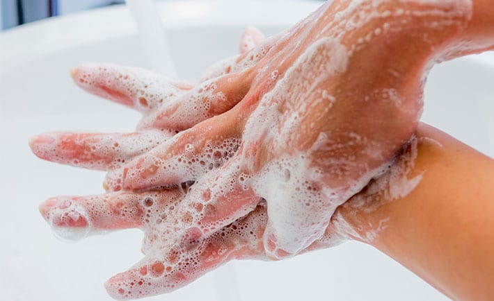 من المهم غسل اليدين بالماء والصابون جيداً  