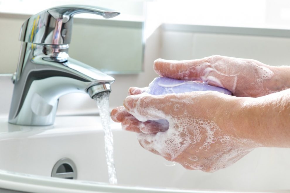 غسل اليدين بالماء والصابون جيداً