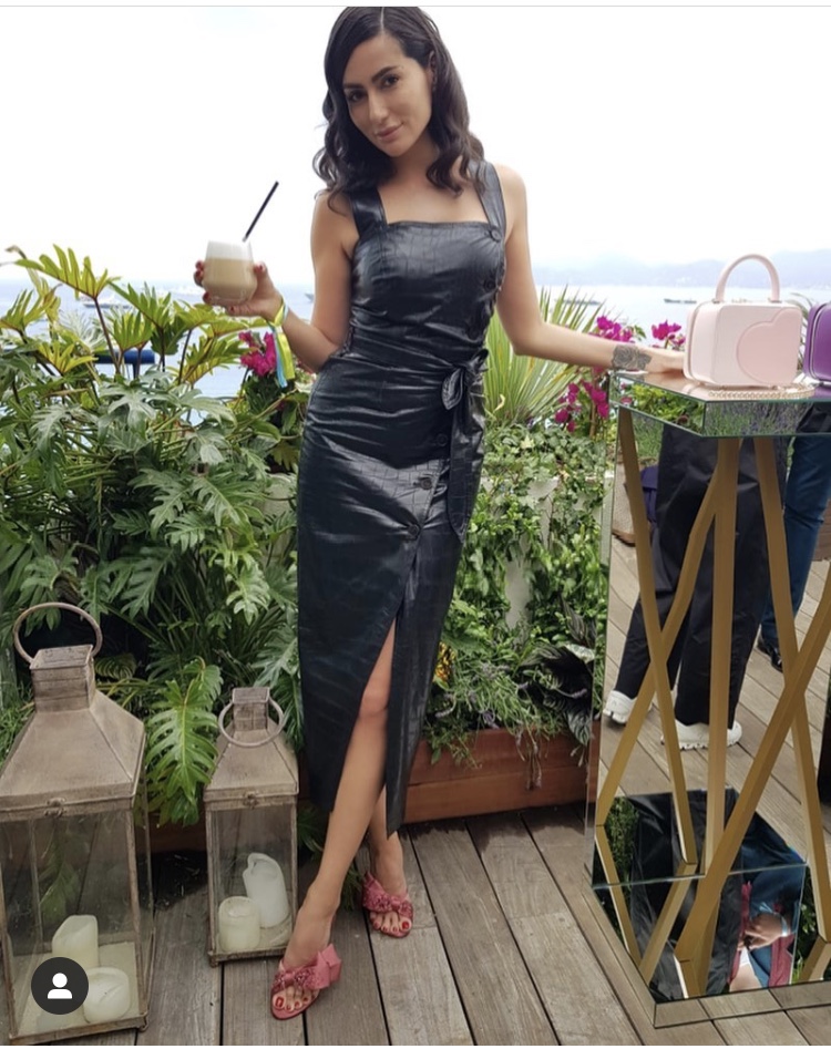  ديالا مكي بفستان لاتيكس مع فتحة الساق