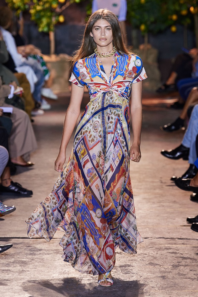 مجموعة Etro تقدم  الفساتين المبهجة المستوحاة من أجواء إيطاليا الساحة 