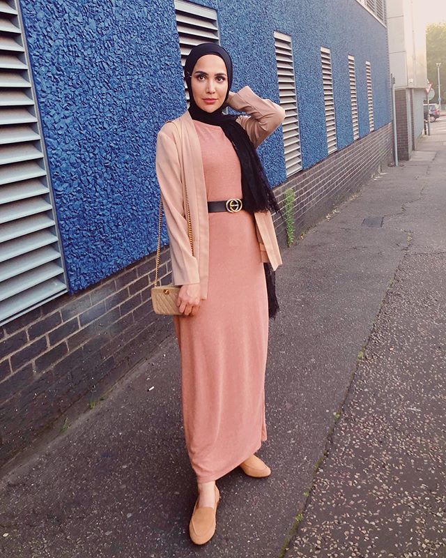الفساتين الطويلة من أمينة خان مع حزام الخصر