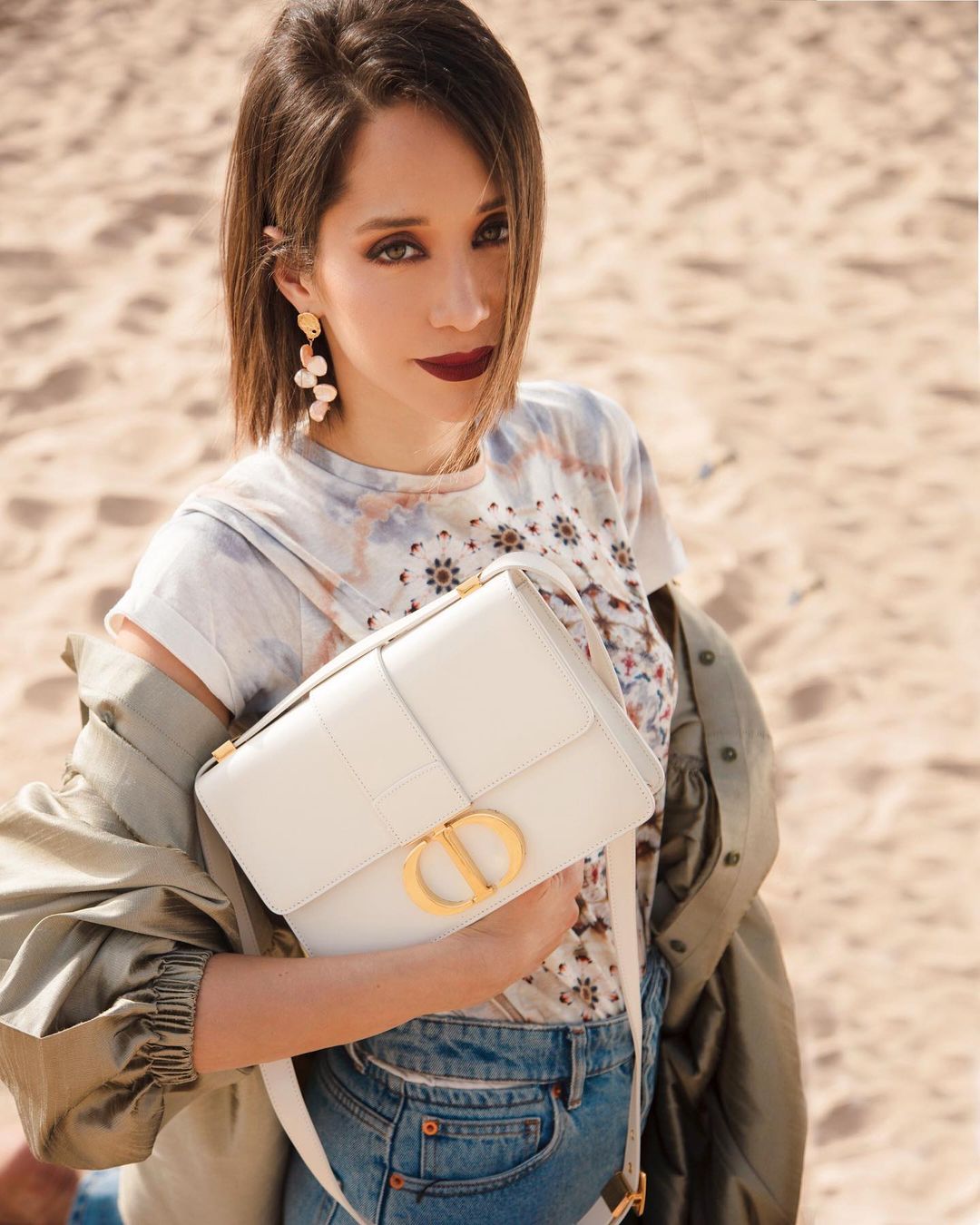 الصورة من حسابها على انستغرام Dior صورة ٣ لانا الساحلي بحقيبة كتف من دار 
