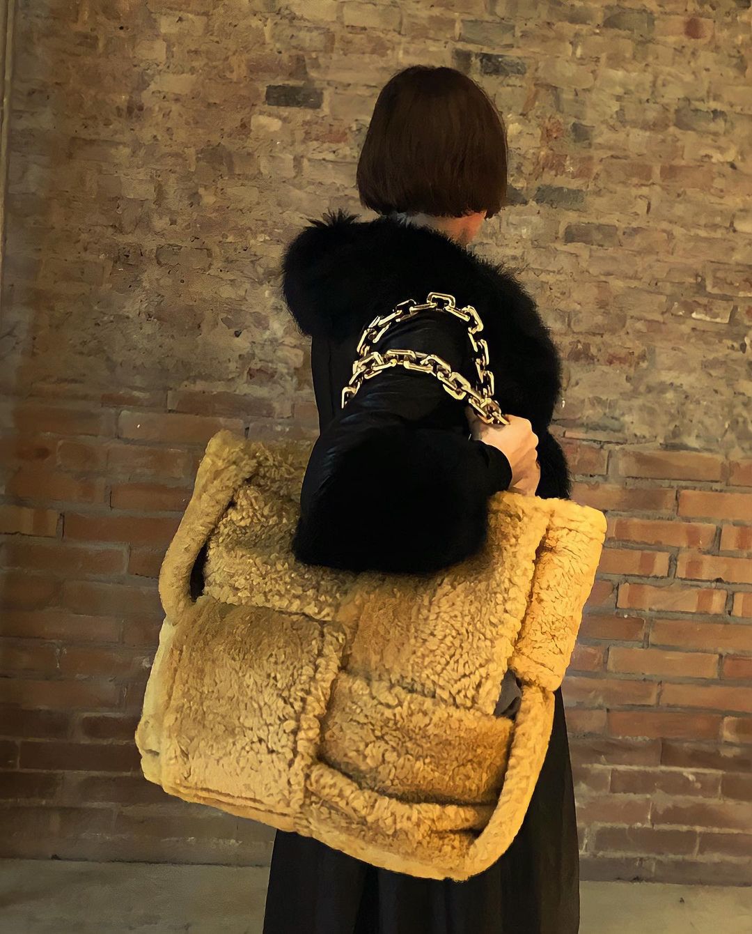 حقيبة تسوق جريئة وغير تقليدية من Bottega Veneta- الصورة من انستغرام Bottega Veneta