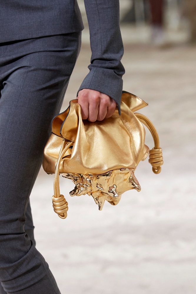 حقيبة غير تقليدية باللون الذهبي من لويفي Loewe