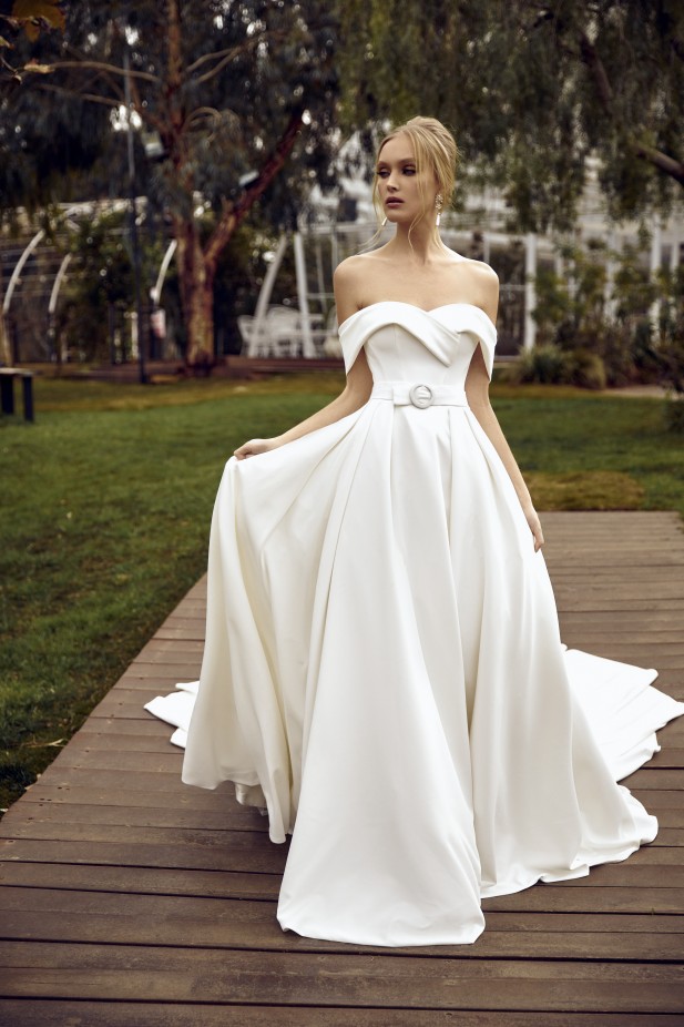 فستان للعروس الناعمة من جولي فينو Julie Vino Genesis 